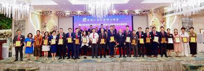 第九屆理事會就職典禮 頒發證書